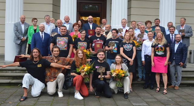 Laureaci Koneckich Gloriett z organizatorami i członkami kapituły przed restauracją Leliwa