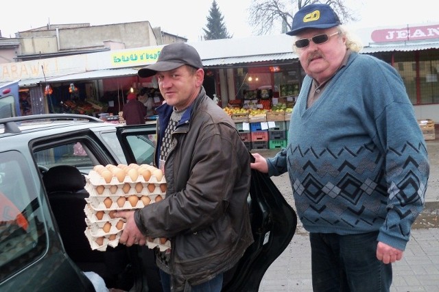 Vlastimil Heckel (z prawej) kupił dziś Głuchołazach tyle jajek, że w ich zaniesieniu do samochodu pomagał mu Ireneusz Kaczmarek. - U nas są znacznie droższe - mówi Czech.