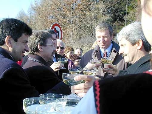Kiedy hucznie otwierano drogę do przejścia granicznego Radoszyce -Palota, z udziałem premiera Słowacji M. Dziurindy (pierwszy z lewej), nikt nie myślał, że przejście będzie służyć tylko mieszkańcom gmin przygranicznych.
