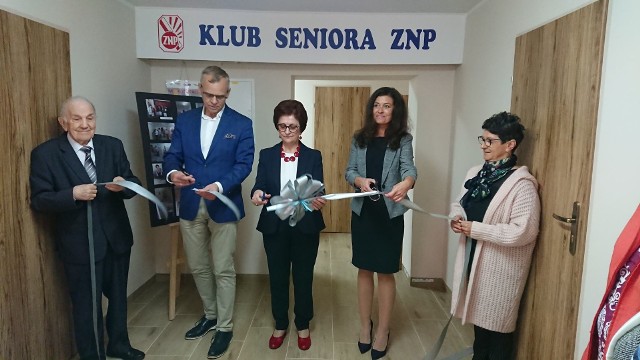 Pomieszczenia po remoncie otworzyli: burmistrz Karlina Waldemar Miśko, Natalia Wegner, prezes Koszalińskiej Agencji Rozwoju Regionalnego SA oraz Krystyna Kujawa, przewodnicząca Sekcji Emerytów i Rencistów ZNP w Karlinie.