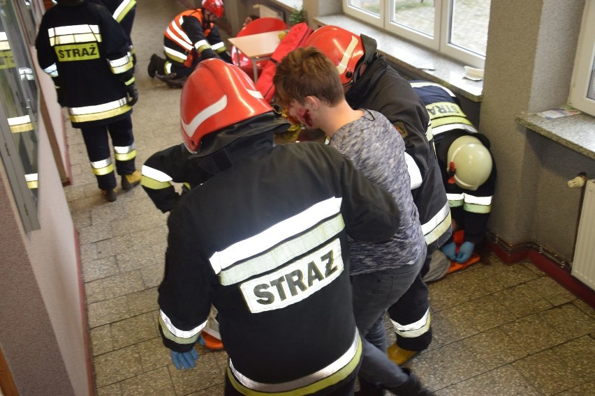 Ewakuacja II LO w Kędzierzynie-Koźlu. Dym w szkole, interweniowała straż. To były tylko ćwiczenia