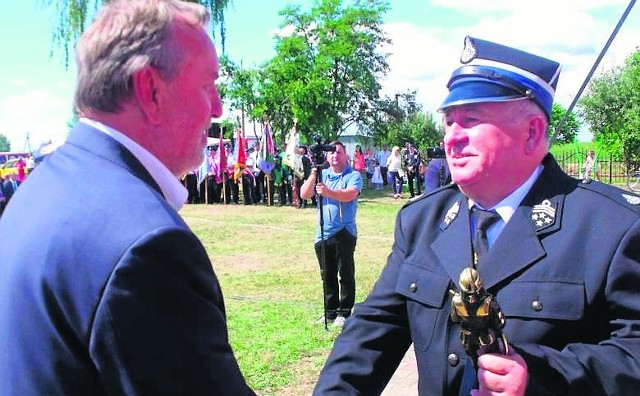 Druhom z Jakubowic z okazji 95-lecia istnienia jednostki nagrody wręczał Marcin Majcher, burmistrz Ożarowa (po prawej)