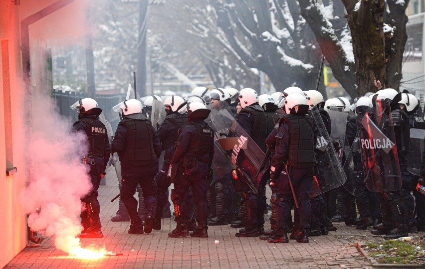 Derby Przemyśla 2022. Intensywne poszukiwania kiboli, którzy brali udział w bitwie z policjantami w Przemyślu