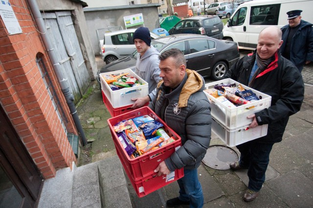 100 kilogramów słodyczy dla Caritasu od osadzonych w areszcie.