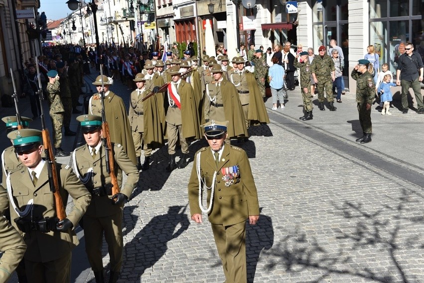 Nowy Sącz. Tłumy sądeczan na powtórnym pochówku gen. Bronisława Pierackiego