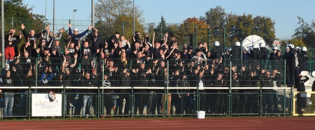 W meczu 12. kolejki III ligi Zawisza Bydgoszcz pokonał na wyjeździe KP Starogard Gdański 3:2. To było czwarte zwycięstwo niebiesko-czarnych w sezonie i drugie z rzędu. Zawiszanie po tym zwycięstwie awansowali na 10. pozycję w tabeli. Tradycyjnie na meczu bydgoskich piłkarzy dopingowali kibice.Aby zobaczyć zdjęcia przesuń gestem lub strzałką w prawo>>>