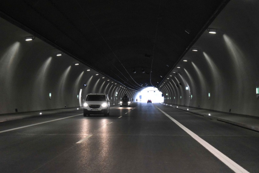 Tunel drogowy pod Luboniem Małym w ciągu tzw. zakopianki....