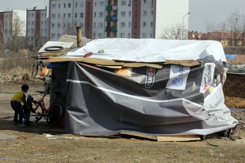Obrońca mieszkańców koczowiska: Z budżetu miasta należy sfinansować prace dla Romów