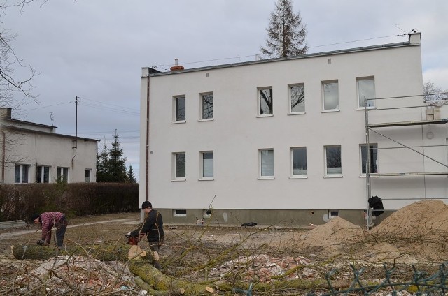 Niedługo będzie pięknie zagospodarowany plac z ozdobnymi krzakami i ławeczkami wokół przychodni.