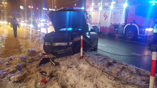 Karambol przy stacji paliw Orlen. Dzisiaj, około godziny 18, na wiadukcie Dąbrowskiego zderzyło się aż pięć samochodów. Wypadek zablokował ruch w kierunku al. Solidarności.Zdjęcia pochodzą z grupy Kolizyjne Podlasie na Facebooku.