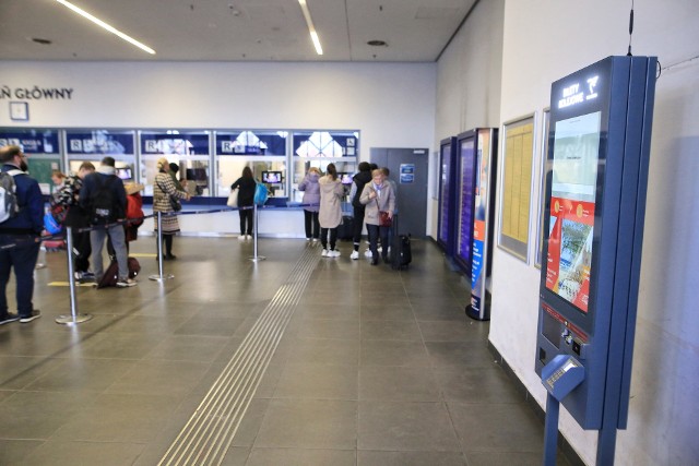 Videomat w Poznaniu znajduje się na dworcu kolejowym przy ulicy Dworcowej 2.