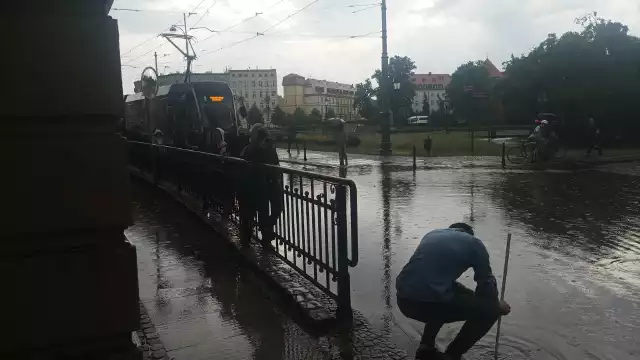 Zalane ulice, piwnice i torowiska