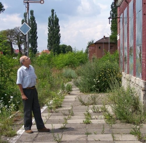 - Aż wstyd patrzeć, co zostało z dawnej stacji kolejowej - mówi Marek Karolczak.