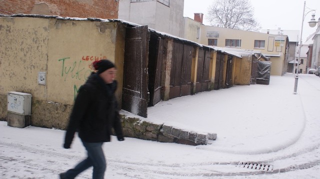 Wiatr był tak silny, że pootwierał drzwi garaży.