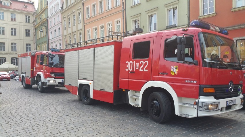 Wrocław: Pożar w barze Kombinat na placu Solnym. Interweniują dwa zastępy strażaków (ZDJĘCIA)