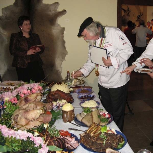 Jury degustacyjne ocenia potrawy wielkanocne. Na zdjęciu (w berecie) Kurt Scheller, szef Ogólnopolskiego Stowarzyszenia Szefów Kuchni i Cukierników.