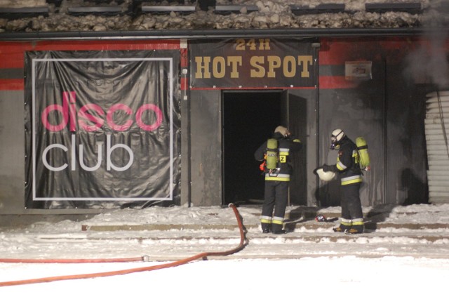 Ogień niemal doszczętnie strawił niedawno otwartą dyskotekę "Disco Club" w Myszyńcu. Pożar wybuchł 12 stycznia po godzinie 22. Do walki z żywiołem zadysponowano dziewięć jednostek straży. Okoliczni mieszkańcy twierdzą, że nim pojawił się ogień usłyszeli wybuch.