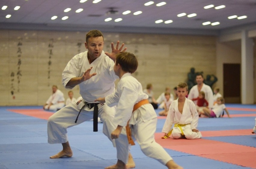 Karatecy z AKT Niepołomice-Kraków trenowali z rodzinami w Starej Wsi