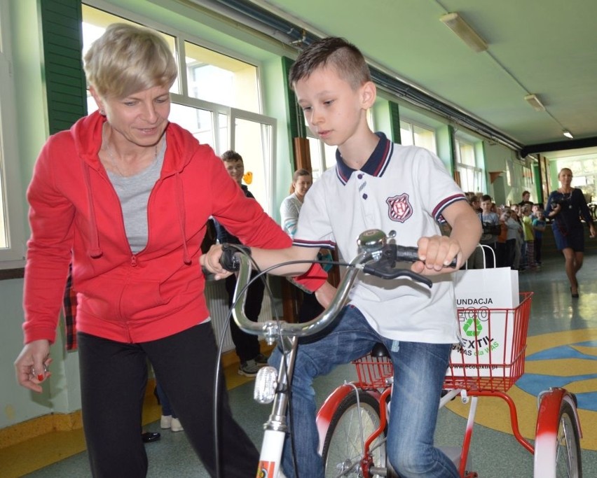 Cztery rowery od Fundacji Eco Textil trafiły do dzieci ze Starachowic za... sprzątanie szaf [WIDEO, zdjęcia]