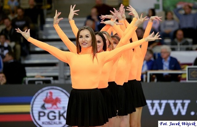 Cheerleaders podczas meczu koszykarskiej ekstraklasy AZS Koszalin - GTK Gliwice.
