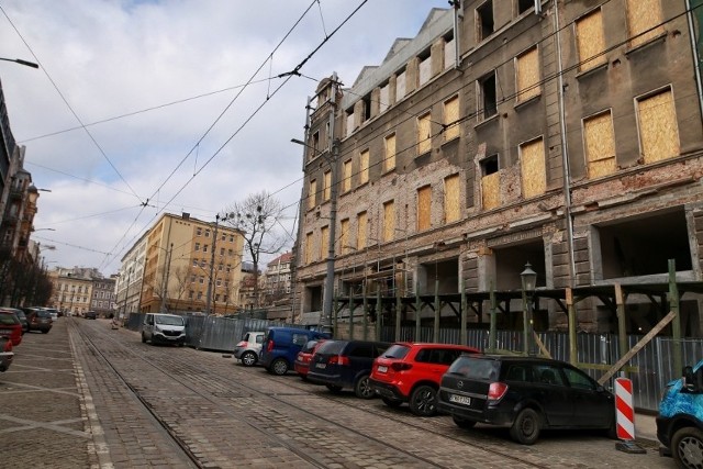 Na terenie dawnego szpitala przy ul. Szkolnej w Poznaniu miał powstać nowoczesny dom opieki. Grupa Orpea, która podjęła się budowy placówki, podjęła decyzję o zmianie modelu inwestowania w Polsce, co oznacza wycofanie się z kilku projektów, w tym także tego w stolicy Wielkopolski.