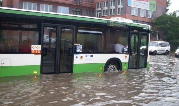 Zalane piwnice, powalone drzewa, jedna ofiara śmiertelna to efekty ulewy, która w środę nawiedziła Białystok.