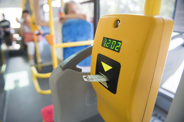 Od 31 października kontrolę biletów w autobusach i tramwajach w Toruniu prowadzą pracownicy Wydziału Gospodarki Komunalnej Urzędu Miasta Torunia. Dlaczego zrezygnowano z firmy kontrolerskiej?POLECAMYLidl ujawnia raport o zarobkachDomy i mieszkania od komornika. Za ile?Szkoła w Toruniu jest bezradna. Uczeń robi, co chce?Szczury w Toruniu. Kolejne zgłoszenia przy ul. Chrobrego!