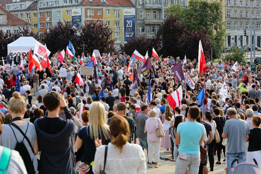 Protest na Placu Solidarności przeciwko reformie sądów. Przyszedł tłum [zdjęcia, wideo] 