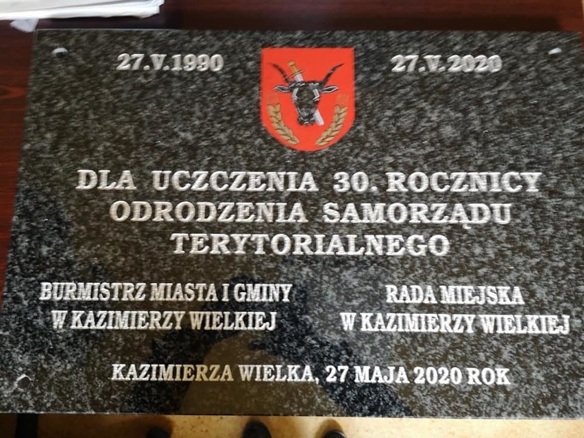 Kazimierza Wielka uczciła 30-lecie samorządu terytorialnego. Będzie o tym przypominać tablica na budynku Urzędu Miasta i Gminy