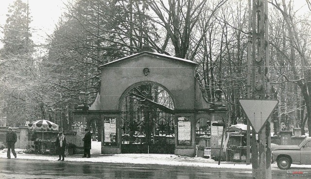 Unikatowe zdjęcia cmentarza przy Limanowskiego pochodzące z początku XX wieku.