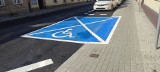 Takie są absurdy drogowe w Chełmnie. Koperta dla aut osób niepełnosprawnych na chodniku [zdjęcia]