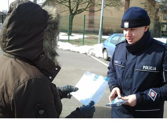 Policjanci rozdają ulotki, w których znajdują się informacje o sposobach działania kieszonkowców