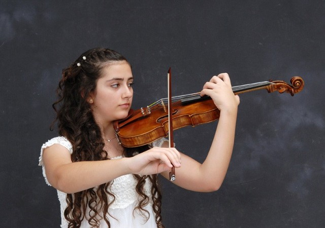 Cleo Karpasiti z Cypru ma 13 lat, gra na skrzypcach od 5 roku życia