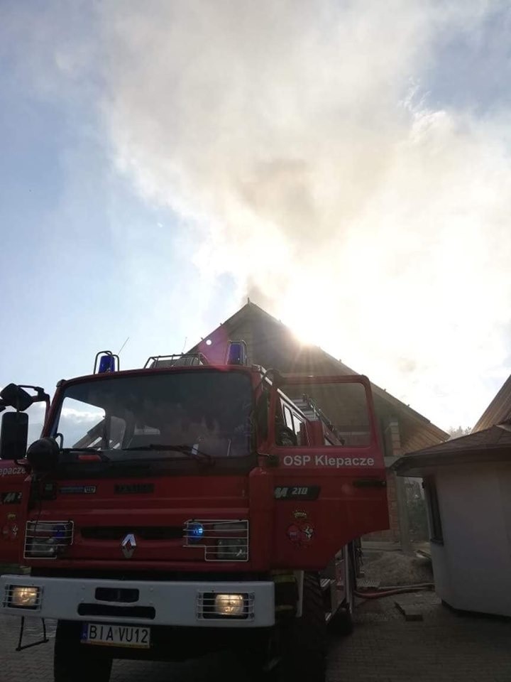 Strażacy gaszą pożar budynku w Krupnikach. Szosa Kruszewska...