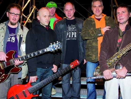 Zespół Elektryczne Gitary ze swoim liderem Kubą Sienkiewiczem (na zdjęciu w środku) będzie największą gwiazdą tegorocznego festynu Studio Lato Radia Białystok w Hajnówce