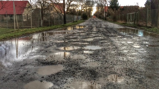 O fatalnym stanie dróg w sołectwie wie Starosta Powiatu Zielonogórskiego, burmistrz Sulechowa i pracownicy Powiatowego Zielonogórskiego Zarządu Dróg z siedzibą w Górzykowie.