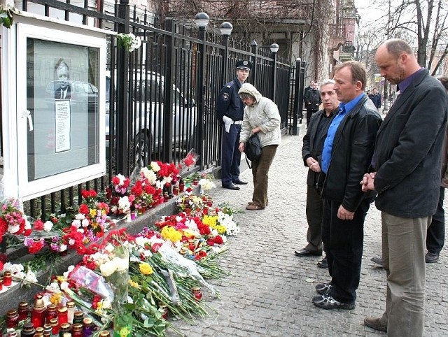 Kazimierscy samorządowcy zapalili znicze i złożyli hołd prezydentowi Lechowi Kaczyńskiemu przed ambasadą.