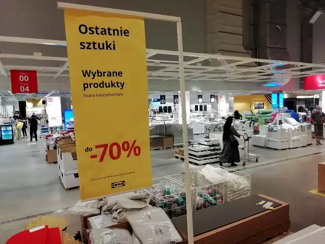 W ogromnym sklepie Ikea w Bielanach Wrocławskich setki produktów dostępnych jest w obniżonych cenach. Elementy wyposażenia domu, meble, naczynia – niektóre rzeczy przecenione są nawet o 70 procent. Szwedzkie przedsiębiorstwo, zajmujące się głównie produkcją i sprzedażą mebli, wyprzedaje ostatnie sztuki produktów, które lada dzień mogą zniknąć z asortymentu. Zobacz na kolejnych slajdach produkty w obniżonych cenach - posługuj się klawiszami strzałek, myszką lub gestami