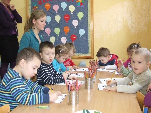 Zajęcia otwarte dla rodziców z przedszkolakami w "Brzdącu". Milusińscy podczas zajęć o ptakach: gilu, wróblu oraz sikorce.