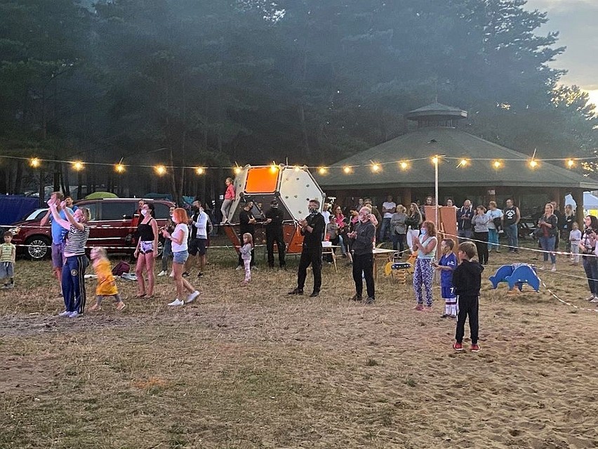 Potańcówka na plaży w Rudni. Zagrali Side Off Band i Obraz...