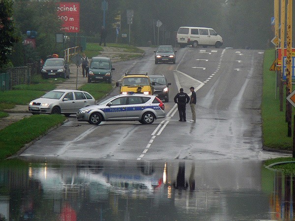 Ulewa sparaliżowała w sobotę ruch samochodowy w Szczecinku.