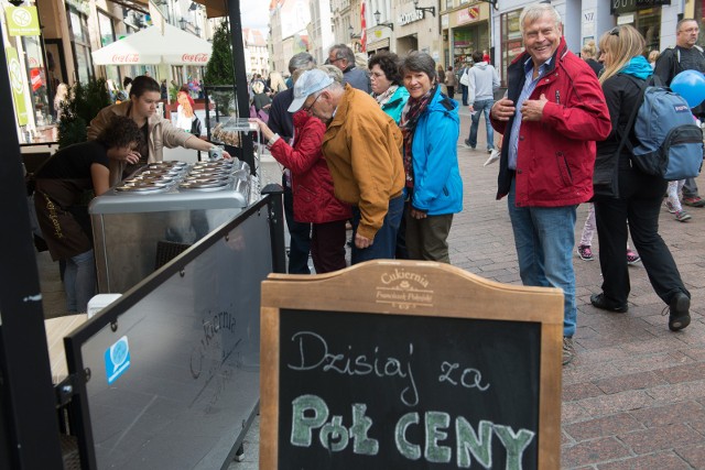 Za pół ceny będzie można zjeść pierogi ze szpinakiem, zagrać w kręgle, pojeździć na łyżwach, obejrzeć wystawę sztuki współczesnej albo… wybielić zęby. Najbliższy weekend, 13-15 października, przebiegać będzie pod hasłem „Toruń za pół ceny”.Polecamy:Wypadek na "średnicówce" w Toruniu [ZDJĘCIA]Wypadek na Szosie Lubickiej. Motocyklista w szpitalu [ZDJĘCIA]Wizualizacje kościoła na osiedlu JAR w Toruniu [ZDJĘCIA]Czym jeżdżą toruńscy prezesi i dyrektorzy [ZDJĘCIA]Placówki kultury, lokale gastronomiczne, hotele, zakłady usługowe, obiekty sportowe, kluby, sklepy, a nawet gabinety dentystyczne zaoferują swoje produkty i usługi taniej. Do tegorocznej jesiennej edycji akcji, która ma już dziesięcioletnią tradycję, miasto pozyskało 210 partnerów.