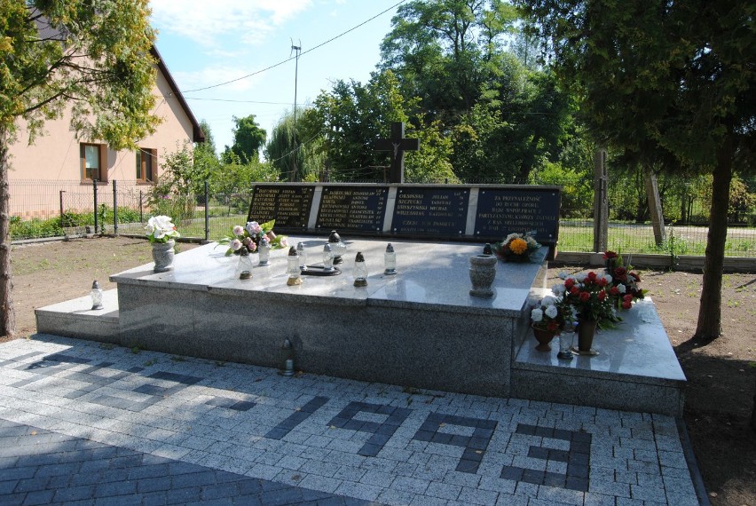 Cmentarz ofiar pacyfikacji Kurzelowa w gminie Włoszczowa w nowej odsłonie (ZDJĘCIA)