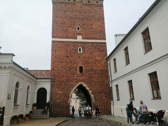 O dodatkową atrakcję wzbogaciła się jedna z największych atrakcji turystycznych w Sandomierzu - Brama Opatowska. Zwiedzający mogą kupić pamiątkową monetę z kolekcji „Złota Polska”.