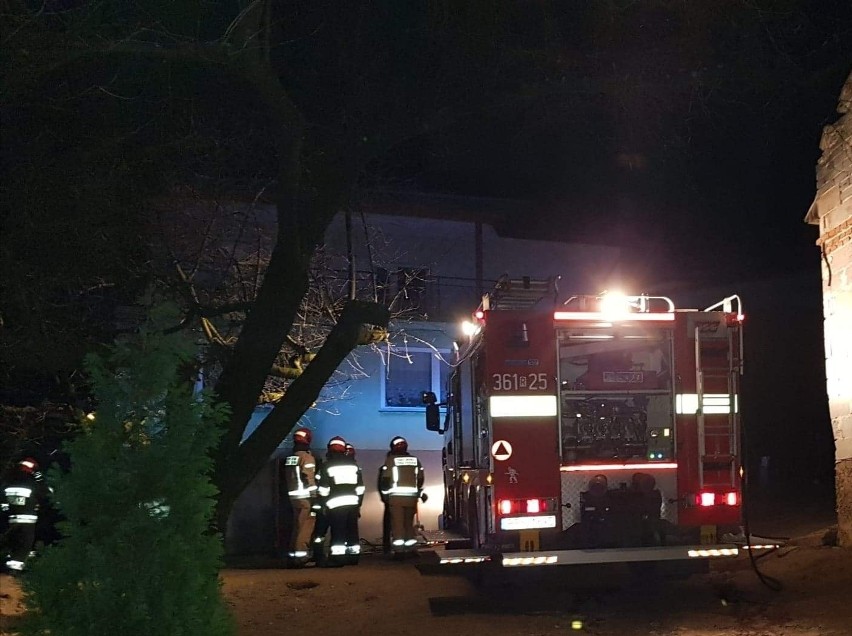 Pożar kotłowni w domu w Tarnawcach koło Przemyśla. Pogotowie ratunkowe zabrało do szpitala jedną osobę [ZDJĘCIA]