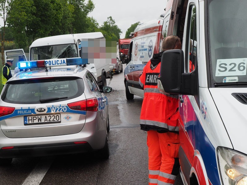 Wypadek na krajowej drodze nr 6 pod Koszalinem. Bus uderzył...