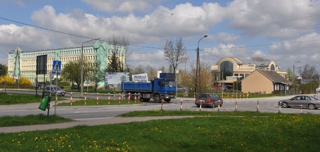 Na skrzyżowaniu w pobliżu Starostwa Powiatowego w Końskich w wakacje powstanie bezpieczne rondo.