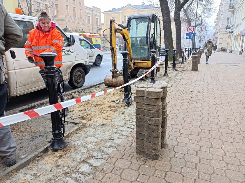 Krakowskie Przedmieście w Lublinie. Pas zieleni oddzieli pieszych od jezdni