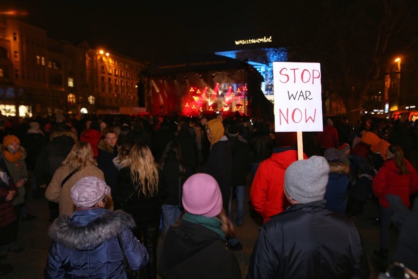 Koncert "Światło dla Ukrainy" na placu Wolności w Poznaniu....