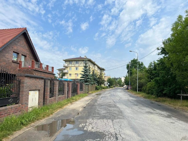 Ulica Dolnobrzeska jest w tragicznym stanie technicznym. Korzystają z niej nie tylko mieszkańcy Leśnicy, droga rozpoczyna się od skrzyżowania z ul. Średzką i biegnie przez Las Mokrzański w kierunku Brzegu Dolnego.